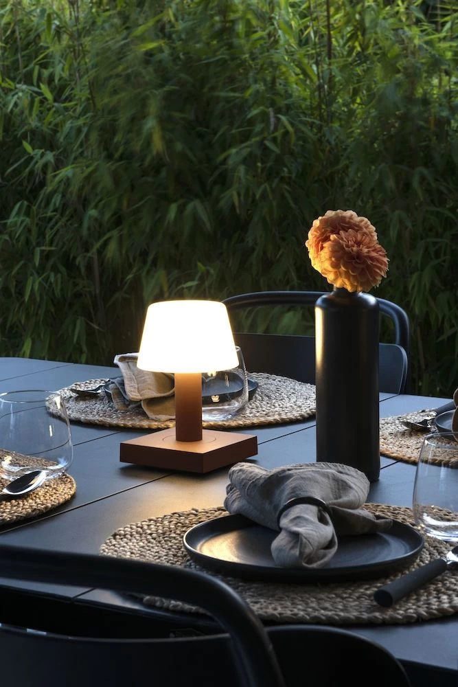 KONSTSMIDE Monaco Akku Tischleuchte IP54 Rostfarben Dimmbar 2700/3000K 8 KONSTSMIDE Monaco Akku Tischleuchte IP54 Rostfarben Dimmbar 2700/3000K – Bild 8