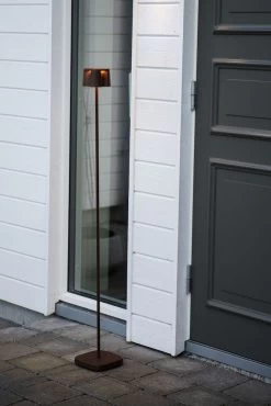 KONSTSMIDE Nice Akku Stehleuchte IP54 Rostfarben Dimmbar 2700/3000K -Beleuchtung Rabatte 7831 970.s.1.0