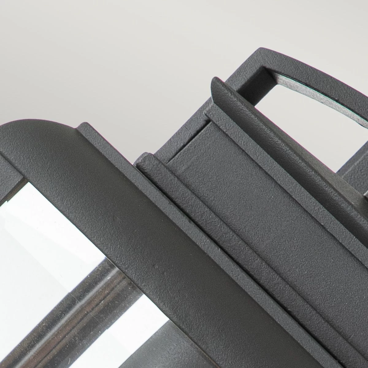 Elstead Byron Außenwandleuchte Graphit Mit Zinnreflektor E27 IP44 165x152x305mm Dimmbar 2 Elstead Byron Außenwandleuchte Graphit Mit Zinnreflektor E27 IP44 165x152x305mm Dimmbar – Bild 2