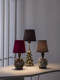 Tischlampe Im Tannenzapfen Look Aus Metall Antik Messing PR Home Kotten E14 Ohne Schirm 7 Tischlampe Im Tannenzapfen Look Aus Metall Antik Messing PR Home Kotten E14 Ohne Schirm -Beleuchtung Rabatte winter dekorative tischlampe im tannenzapfen look 3401402 1