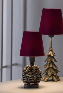 Tischlampe Im Tannenzapfen Look Aus Metall Antik Messing PR Home Kotten E14 Ohne Schirm 6 Tischlampe Im Tannenzapfen Look Aus Metall Antik Messing PR Home Kotten E14 Ohne Schirm -Beleuchtung Rabatte winter dekorative tischlampe im tannenzapfen look 3401402 2